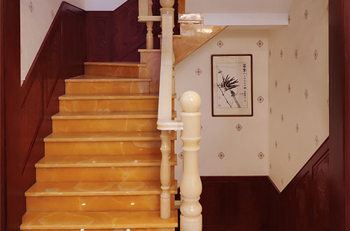 鄂托克前中式别墅室内汉白玉石楼梯的定制安装装饰效果